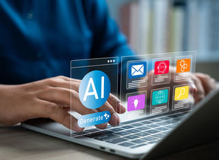 Investisseur débutant en crypto explorant les fondamentaux du trading automatisé par IA