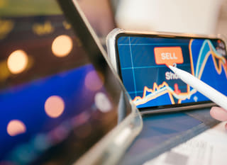Trader multi-marchés passant en revue les options Bitcoin, Ethereum et devises
